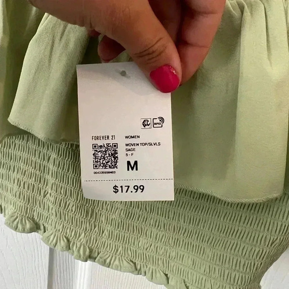 Forever 21 Green Smocked Flounce Crop Top. NWT. Size medium - Picture 3 of 4